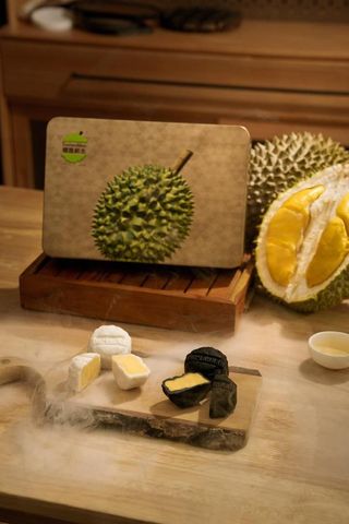 DurianMan - Musang King/ Black Thorn Durian Snowy Mooncake 6pcs Approx. 360g
