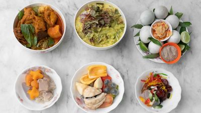 បងពៅ លក់បង្អែម នំបញ្ចុក និង ទឹកក្រឡុក (សៀមរាប)