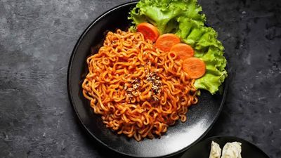 Sunday မာလာအကင်သုပ်နှင့်Spicy ခေါက်ဆွဲ (ပြင်ဦးလွင်)