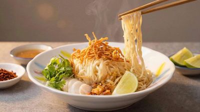 အောင်မိုးရွှေတောင်ခေါက်ဆွဲ
