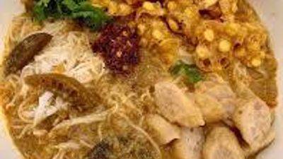 ထူးထူးရှယ် ရွှေအဆင်းမုန့်ဟင်းခါးနှင့်စားဖွယ်စုံ