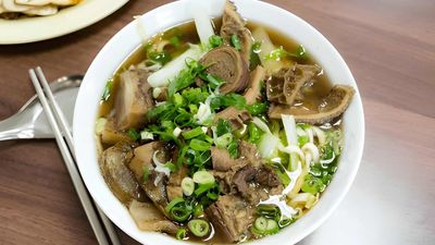 ရွှေခိုင် ကော်ရည်ခေါက်ဆွဲ၊ဆီချက်၊နန်းကြီးသုပ်နှင့်စားဖွယ်စုံ