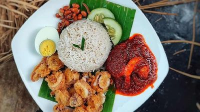 Nasi Lemak Lauk Crispy (Jalan Sudirman)