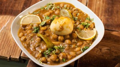 Hamid Mutton Chanay Kozi Haleem & Khan Nan House