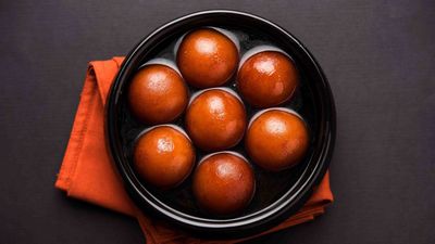 Shahi samosa & Gulab Jamun
