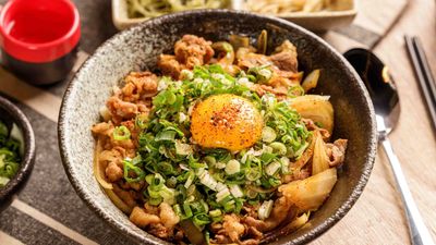 熊藏くまぞう 丼飯 炒烏龍專賣 (高雄鼎山店)